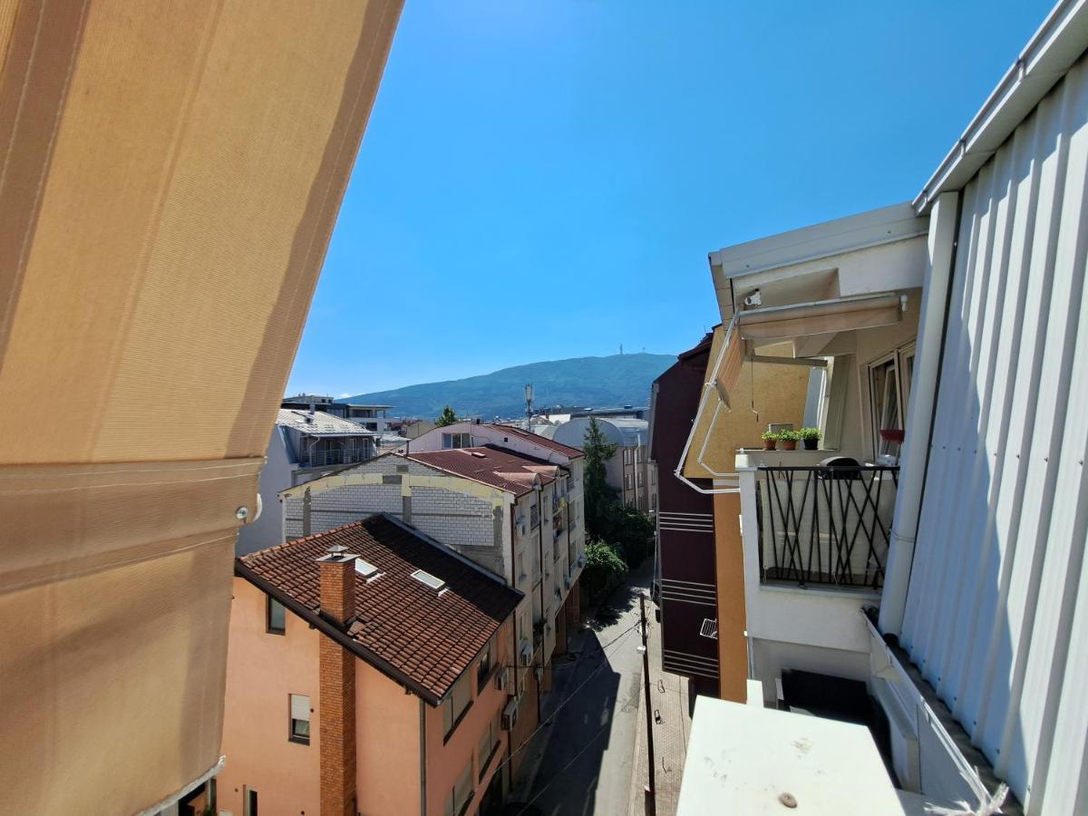 Bright Top Floor Apartment With Free Parking Skopje Exteriör bild