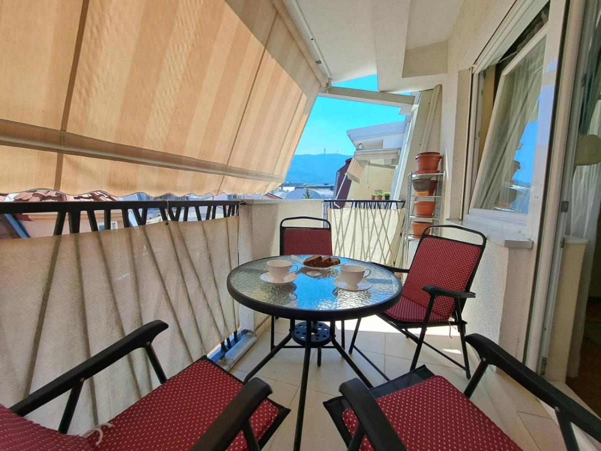 Bright Top Floor Apartment With Free Parking Skopje Exteriör bild